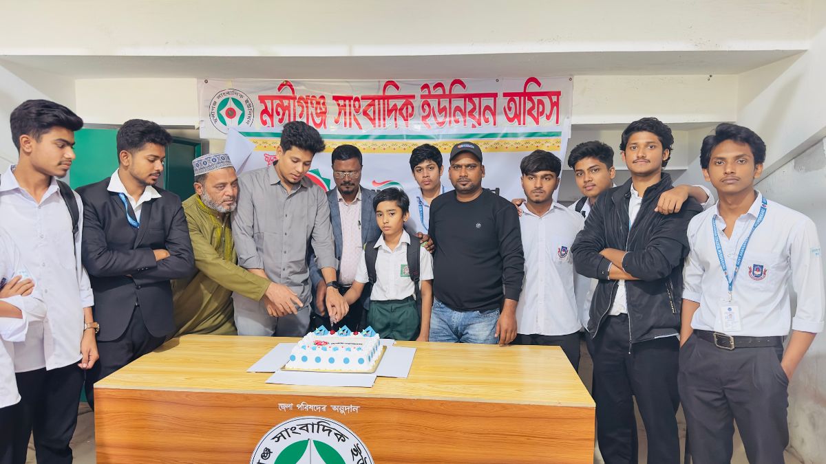 মুন্সীগঞ্জে রূপালী বাংলাদেশের প্রতিষ্ঠাবার্ষিকী উপলক্ষে কেক কাটা হয়। ছবি- রূপালী বাংলাদেশ